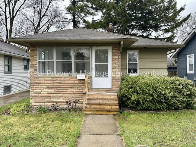 Building Photo - 2 Bedroom Open Floorplan Steps from Downtown Royal Oak!