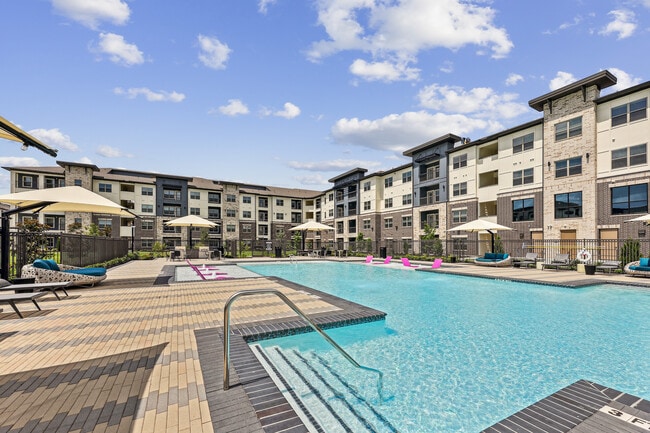 Building Photo - Mio District West