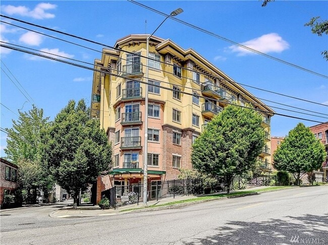Building Photo - Maxwell condos Unit 205