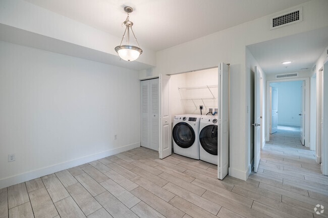 3BD, 2BA - 1,180SF - Dinning Room/Laundry - Woodland Grove