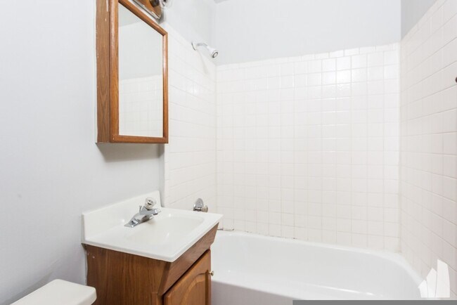 809 W Cornelia Ave Unit 303