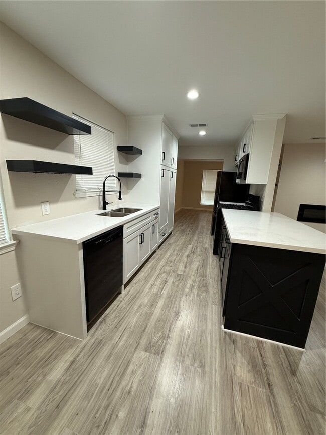 Photo - 4747 Clover St