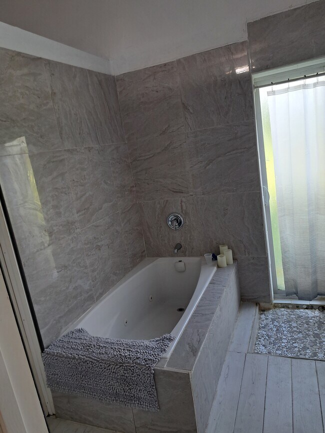 Jet tub - 16825 89th Pl N