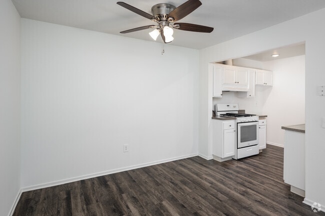 2BR, 1BA - 850SF - Dining Room and Kitchen - Lincoln-Moody Apartments