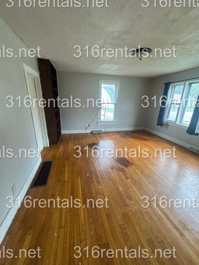 Building Photo - $1025 - 3 Bed 1 Bath - Single Family Home