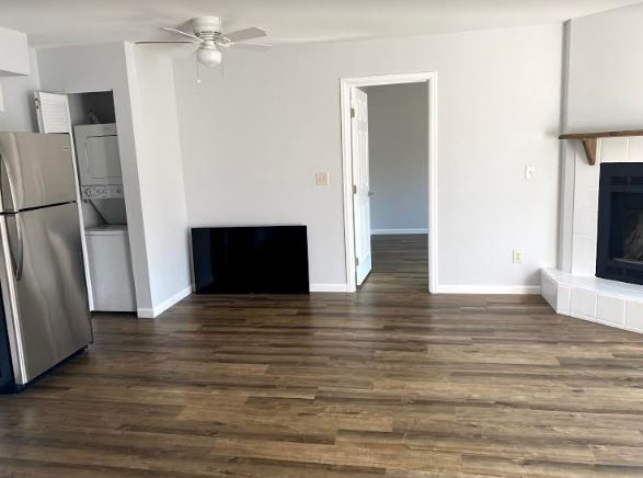 living room - 2512 E Monument St Unidad 2512