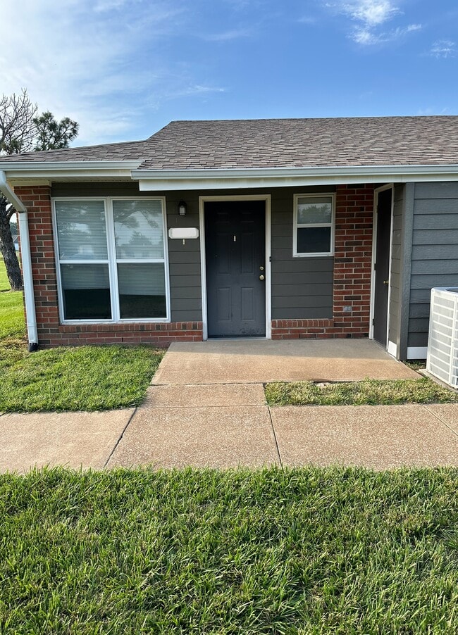 Building Photo - 1530 W 14th Street