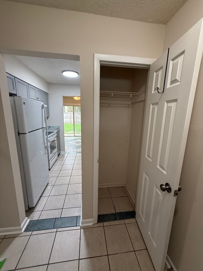Photo - 805 Meadowbrook Dr