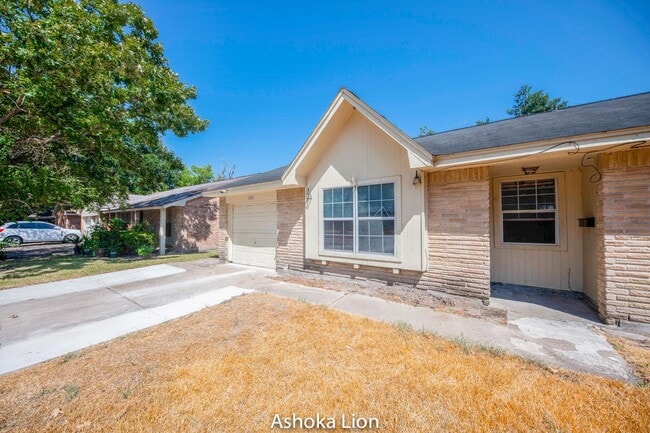 Photo - Superfantastic Tile 4 Bedroom House with Huge Yard