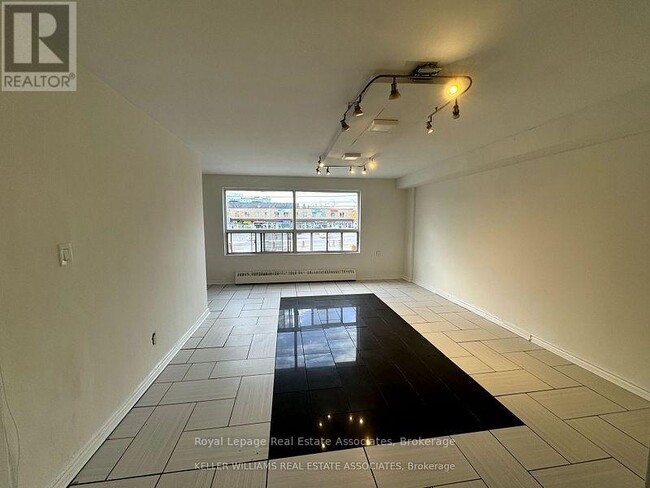 Photo - 3071 Hurontario St