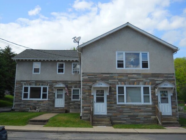 Front Entry - 252 Front St Apartments Unit 252