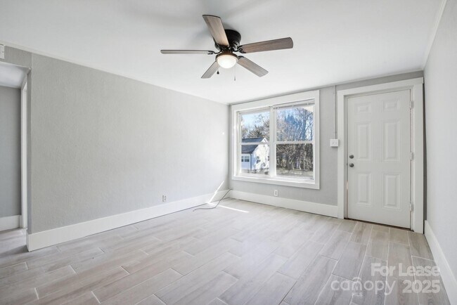 Photo - 1747 1st St NE