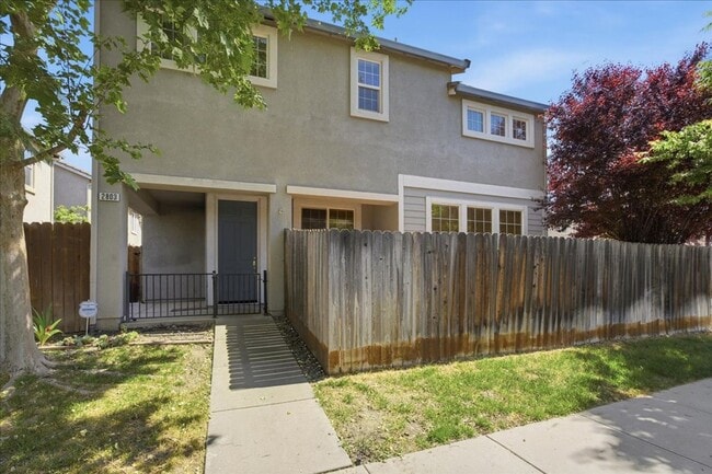 Photo - 2803 Crested St