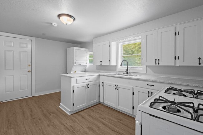 Photo - 655 N 2nd St