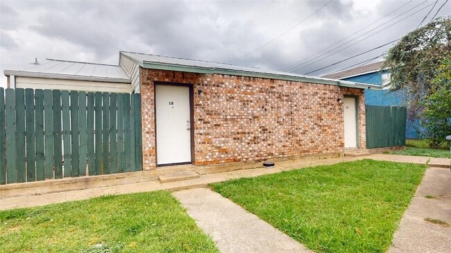 Building Photo - 725 Peppertree Dr Unit 18