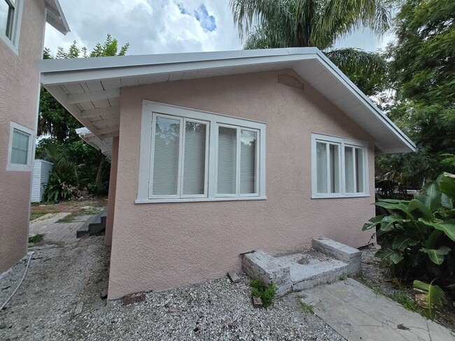 Building Photo - Charming Cottage Style 2 bed/1 bath Home N...