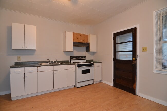 Building Photo - 1722 Brick Ave Unit Apt 1