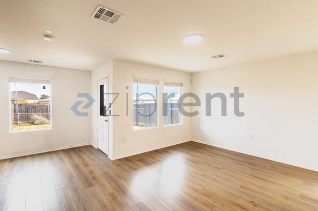 Photo - 12104 Scarlet Sleeve Wy