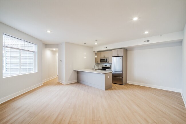 Photo - 646 N 32nd St