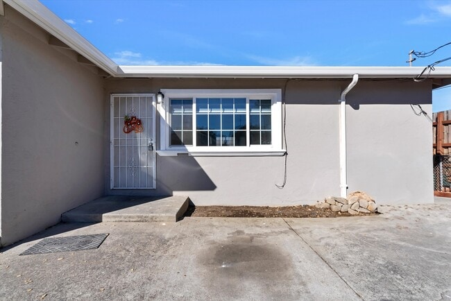 Building Photo - 568 Simon St Unit 568
