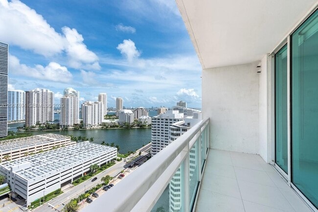 Building Photo - 950 Brickell Bay Dr Unit 2208