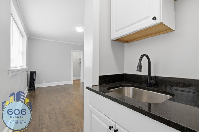 6912 N Ashland Ave Unit 103