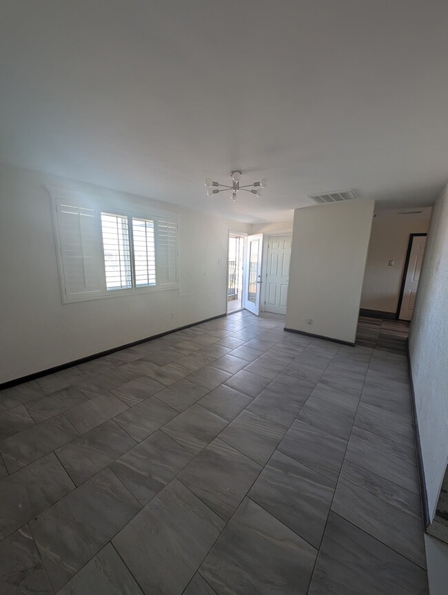 Photo - 5004 Royal Dr