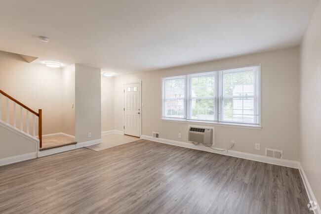 3BR, 1.5BA - 1040SF