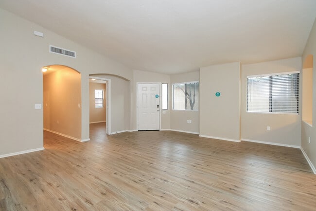 Photo - 1610 W Houchin Way