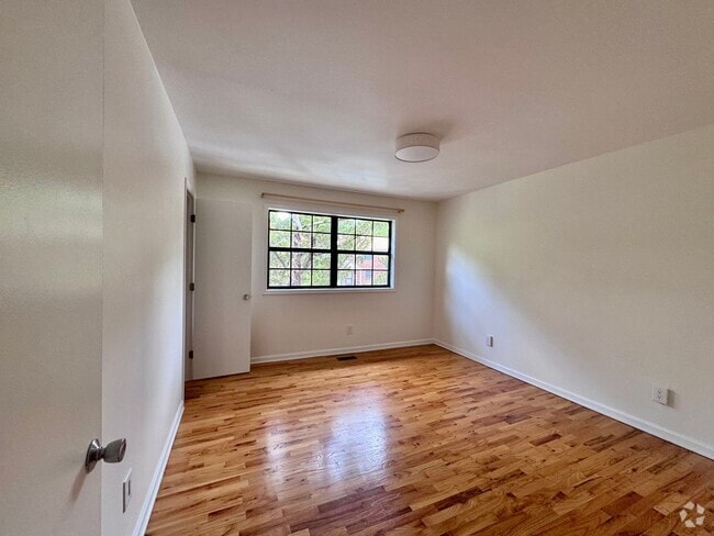Building Photo - Beautiful renovated townhouse in a great C...
