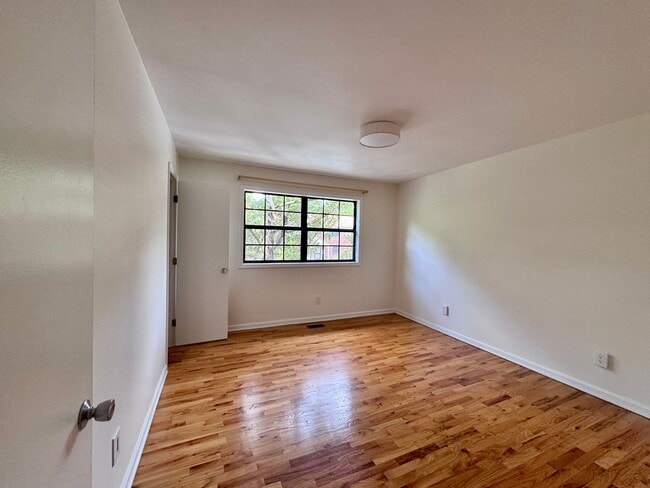 Beautiful renovated townhouse in a great C... - Beautiful renovated townhouse in a great C...