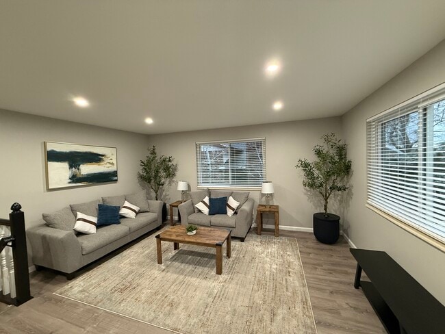 Sala de estar delantera - 5916 Newcombe Ct