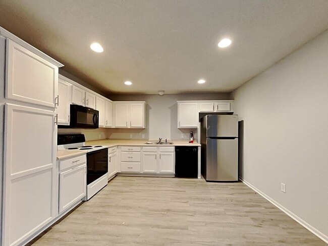 Photo - 401 NW Woodbury Dr