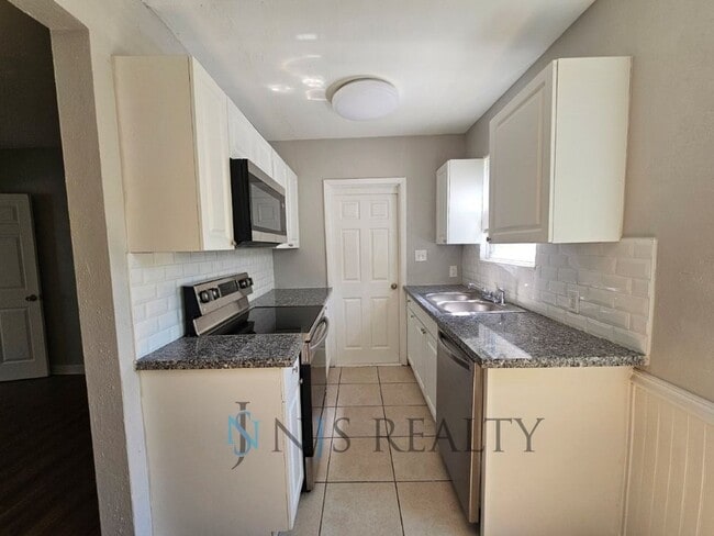 Photo - Cute 3/1 with updated kitchen & bath, encl...