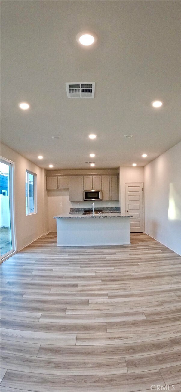 Photo - 358 Lockhart Wy