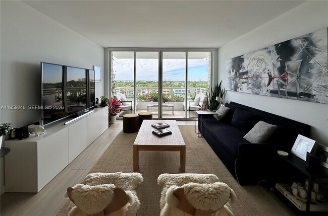 Building Photo - 5600 Collins Ave Unit 8P