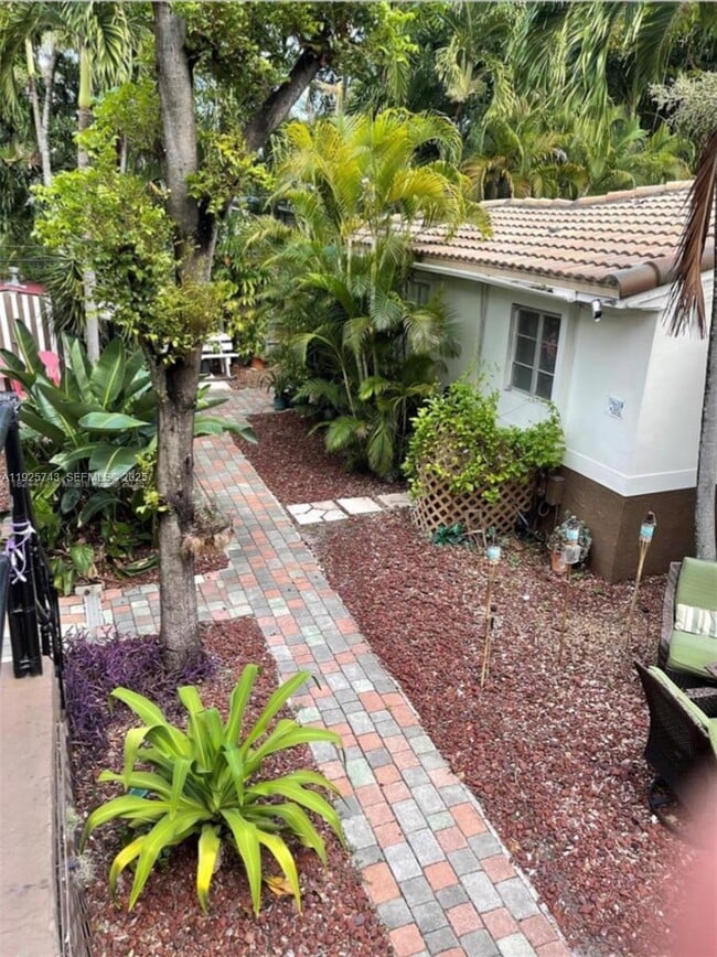 Building Photo - 1857 Buchanan St Unit 7