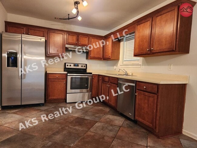 Photo - 1090 Thompson Rd