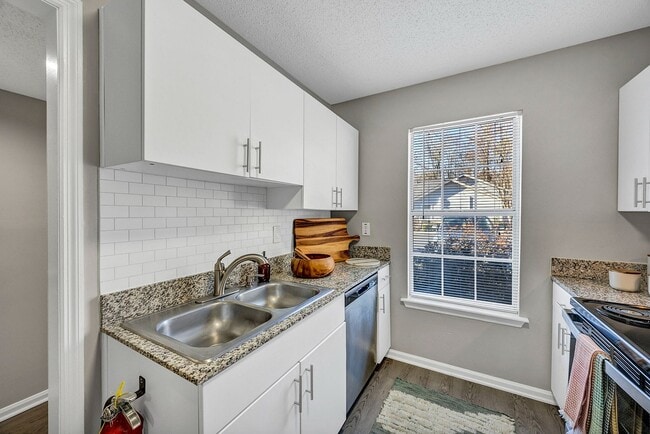 147-Enclave 425 - Model - Kitchen (4)