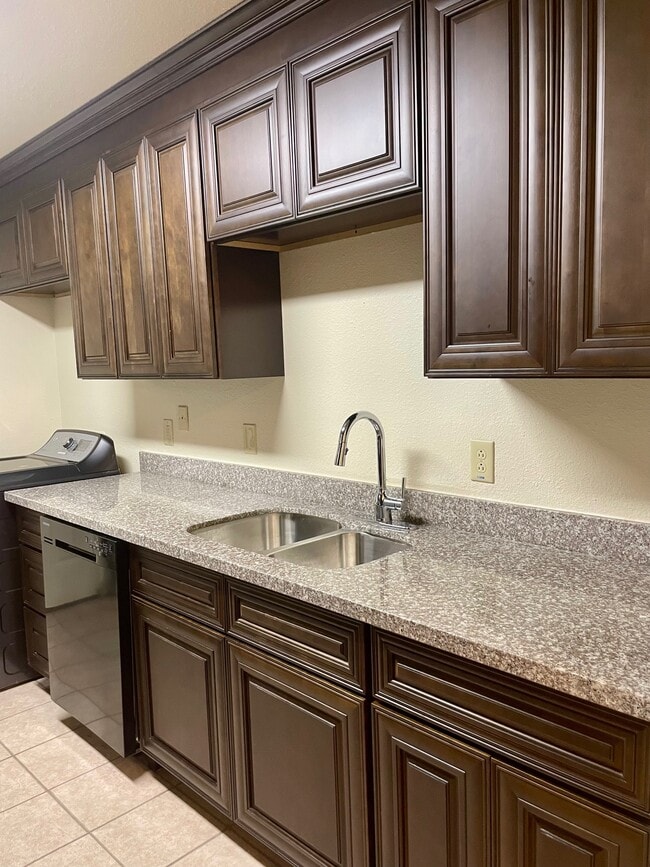 Building Photo - 5458 Folsom Dr Unit #6