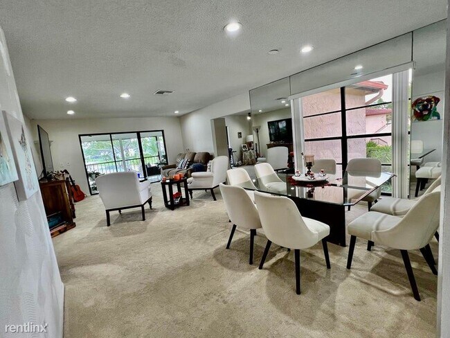 Photo - 3 br, 2 bath House - 9299 Vista del Lago # H