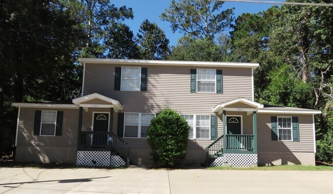 Building Photo - Large 4 bedroom town home with ceramic til...