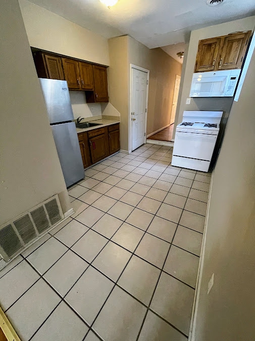 Kitchen - 2148 N Carlisle St Apartments