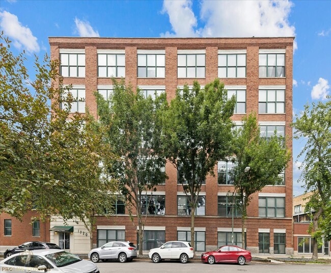 Photo - 1720 N Marshfield Ave Unit 402