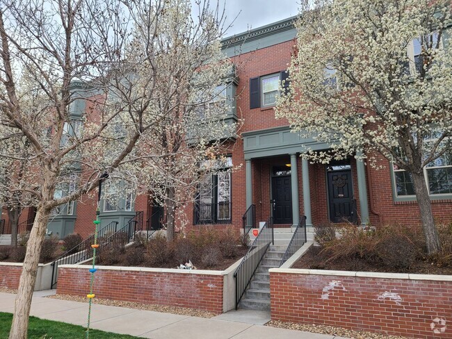 Building Photo - 3 Bedroom Central Park Townhome.