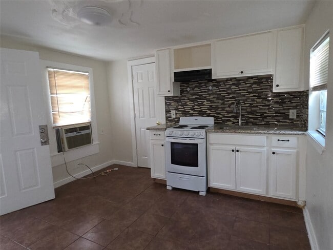 Building Photo - 114 Canton St Unit 1/2