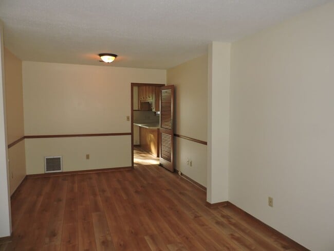 Photo - Convenient to interstate, schools & shopping!