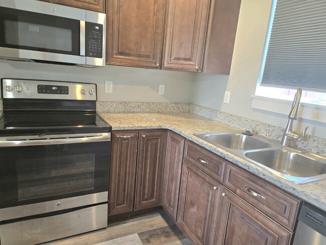 Photo - 3 bedroom, 2 bathroom House w/ Garage