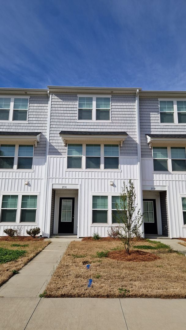 Building Photo - Brand New Townhome | 3 BR/3.5BA | 1-Car Garage | Near Downtown Mooresville