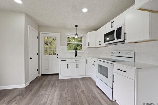 8724 Metairie Dr